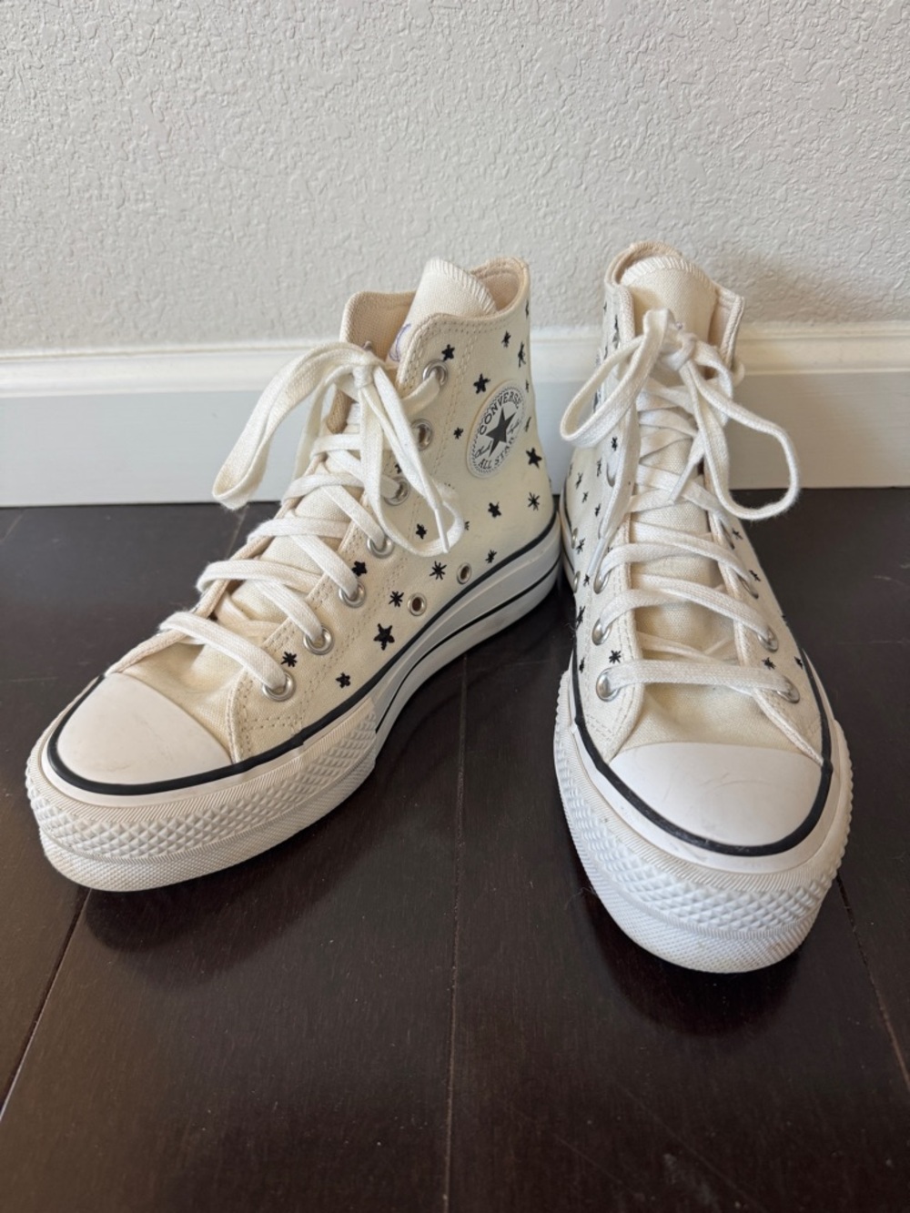 Converse High Top Sneakers in Cream with Black Star Print women’s size US 6